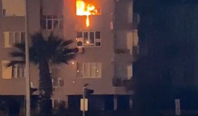 Mersin'de ev yangını; 2 kişi dumandan etkilendi