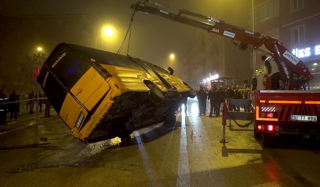 Minibüs ile hafif ticari araç çarpıştığı kaza kamerada; 2 yaralı