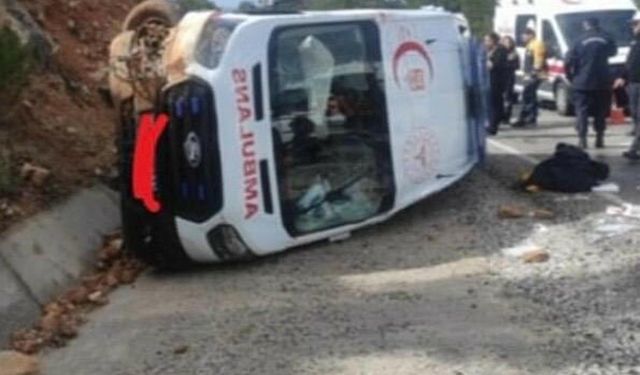 Muğla'da ambulans devrildi; paramedik yaralandı