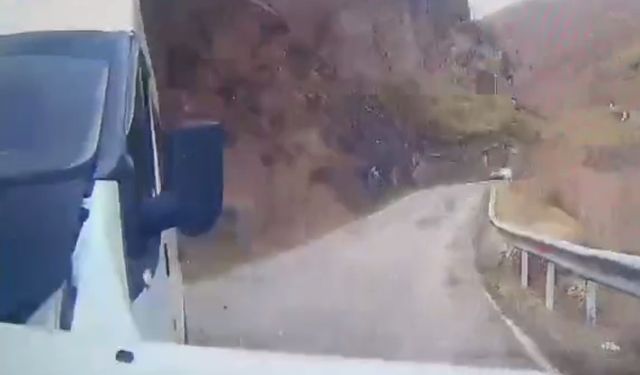 Okul servis minibüsünün otomobille çarpıştığı kaza kamerada