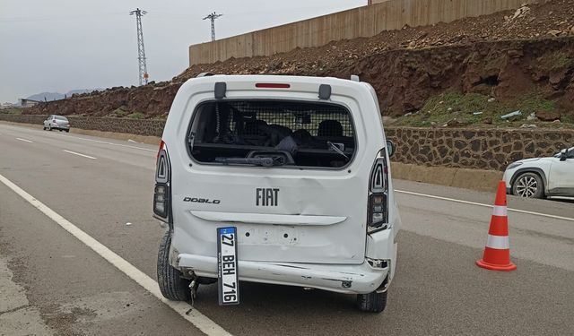 Otomobil ile hafif ticari araç çarpıştı: 2'si çocuk, 5 yaralı