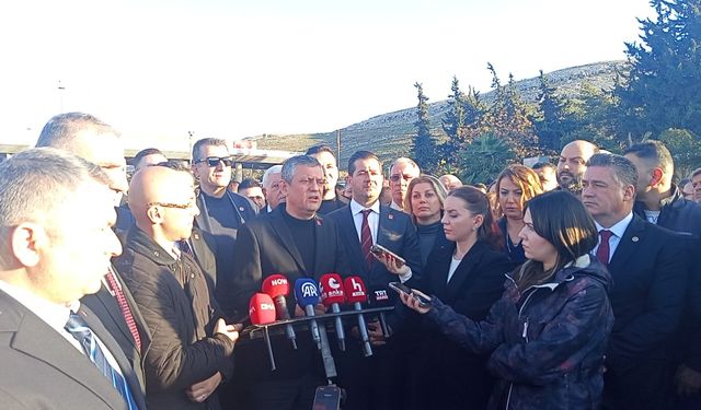 Özgür Özel, deprem şehitliğini ziyaret etti (3)