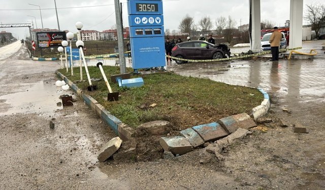 Refüje çarpan otomobil, akaryakıt istasyonuna girdi: 5 yaralı