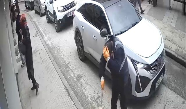 Reklam tabelası şiddetli rüzgarda temizlik işçisinin başına düştü; o anlar kamerada