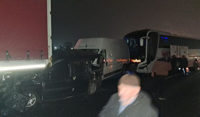 Sakarya'da Anadolu Otoyolunda 17 aracın karıştığı kazada 7 yaralı; Ankara yönü ulaşıma kapandı