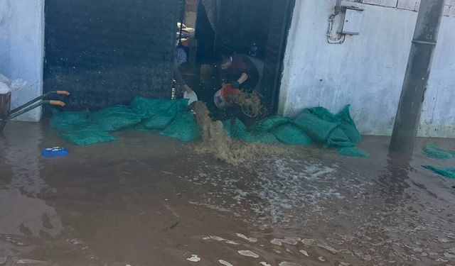 Salihli'de sağanak sonrası köprü yıkıldı, yollar kapandı (2)