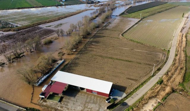 Salihli'de sağanak sonrası köprü yıkıldı, yollar kapandı