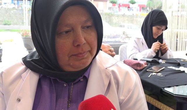 Şevval Sam, Trabzon hasırını işleyen kadınlara eşlik etti