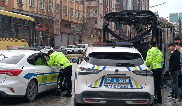 Seyir halindeki halk otobüsü alev alev yandı