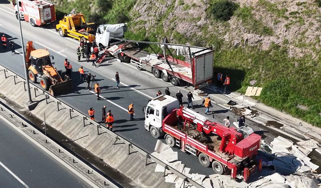 TEM'de lastiği patlayan TIR'a çarpan TIR devrildi: İstanbul yönü ulaşıma kapandı