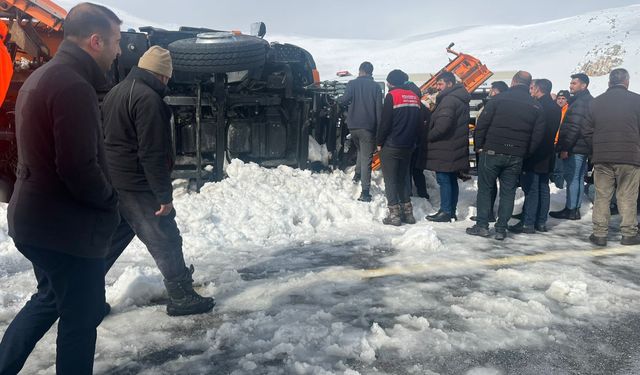 Tendürek Geçidi'nde kar küreme aracı devrildi: 2 ölü
