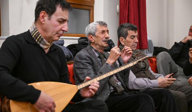 Vali Çiftçi, kış gecelerinin vazgeçilmezi tel helva yaptı