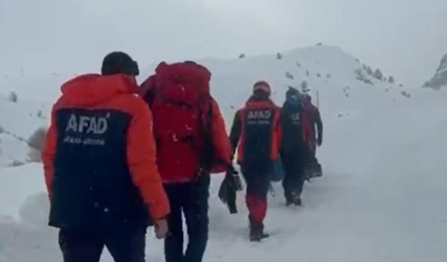 Verici istasyonundaki arızaya giden ekibin üzerine çığ düştü