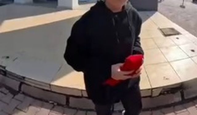 Yerdeki bayrağı koşarak aldı; o anlar kamerada