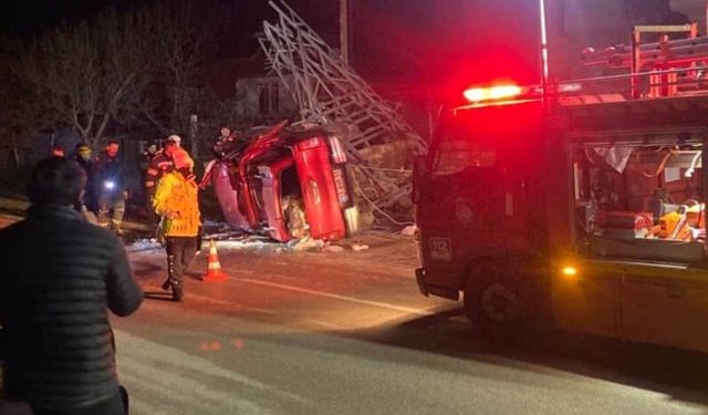 Yüksek gerilim hattı direğine çarpan kamyonetin sürücüsü ağır yaralandı