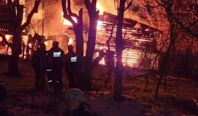 2 katlı ahşap ev ve odunluk yandı