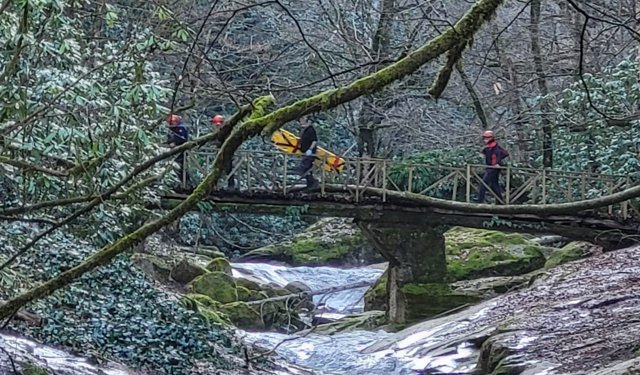 Akrabasının düşmesini engellemek isterken düşüp öldü, toprağa verildi