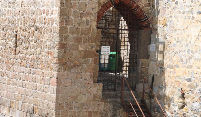 Alabora olan balıkçı teknesindeki 2 kişi yüzerek kurtuldu