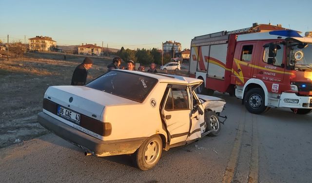 Ankara'da otomobil ile minibüs çarpıştı: 3 yaralı