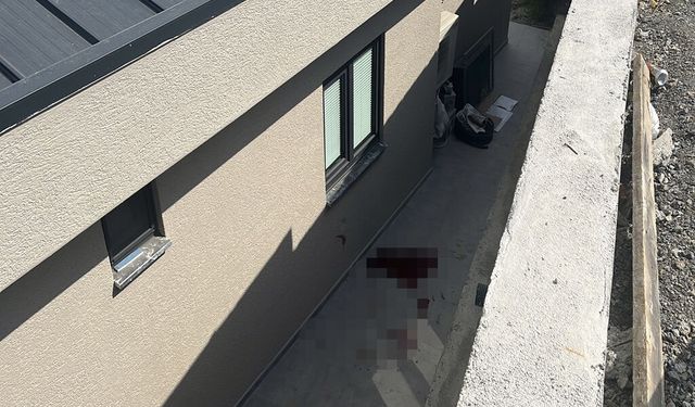 Arkadaşlarıyla sohbet ederken 4 metre yükseklikten düştü; o anlar kamerada