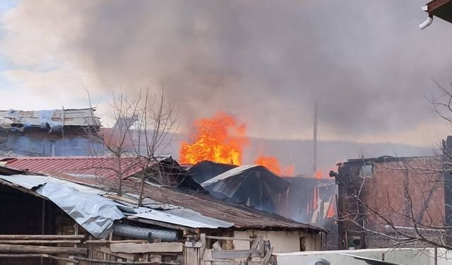 Bolu'da yangın, 2 katlı ev alev alev yandı