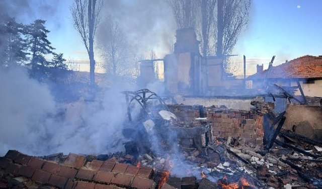 Çorum'da çıkan yangında ev ve traktör yandı