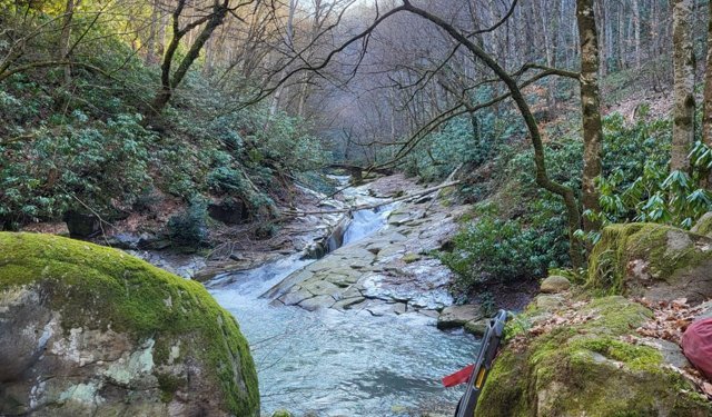 Dereye düşme tehlikesi geçirdi, yardım eden akrabalarıyla uçuruma yuvarlandı: 1 ölü, 3 yaralı