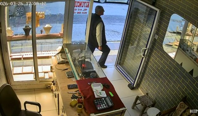 Girdiği kuyumcuda 60 bin liralık yüzüğü alıp kaçtı; olay kamerada