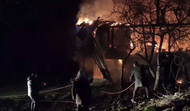 İki katlı ahşap evde yangın