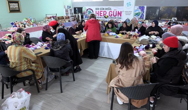 İlmek ilmek sevgi; kadınlar örüyor, çocuklar gülüyor