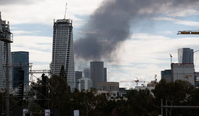 İran, ABD üslerine ve İsrail'e yeni saldırılar düzenledi