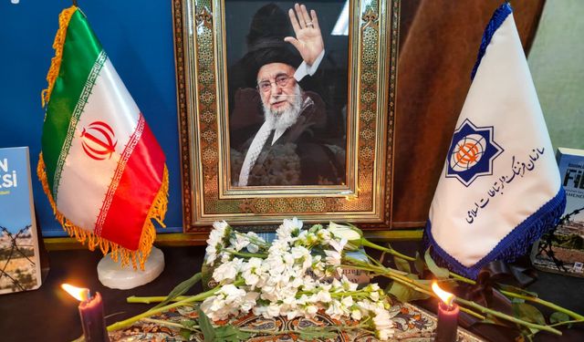 İran Büyükelçiliği, Hamaney için anma töreni düzenledi