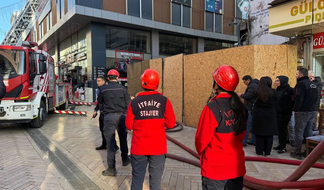 İş merkezinin deposunda çıkan yangında 2 kişi dumandan etkilendi