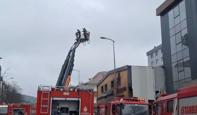 İstanbul - Ataşehir'de 2 katlı iş yerinde çıkan yangın söndürüldü