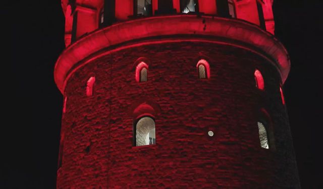 İstanbul - Galata Kulesi 'Multipl Miyelom' hastalığına farkındalık kapsamında kırmızı ışıklarla aydınlatıldı