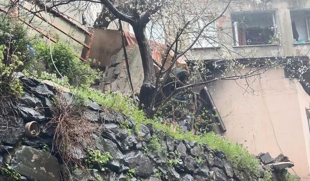 İstanbul - Kağıthane'de yağış sonrası duvar park halindeki aracın üstüne yıkıldı