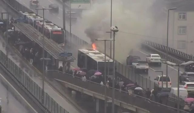 İstanbul - Şişli'de metrobüste yangın-1
