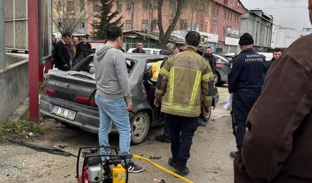 Kamyonet ile otomobil çarpıştı; 2'si bebek 9 yaralı