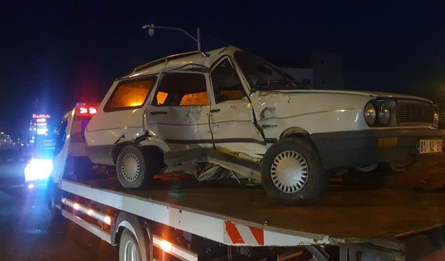 Kavşakta otomobil ile minibüs çarpıştı: 3 yaralı