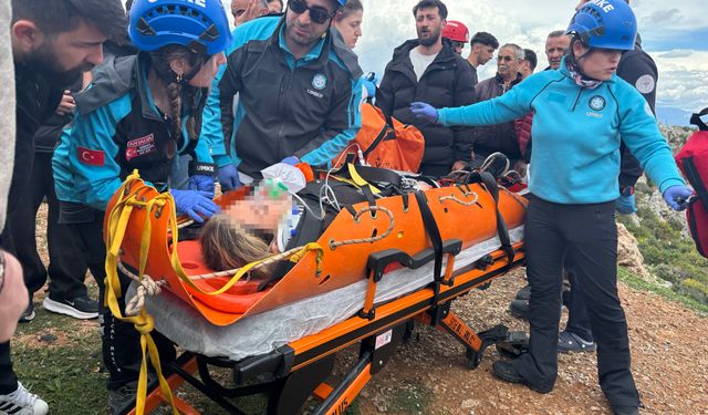 Kayalıktan düşen kadını sırtlarında taşıyıp, sağlık ekibine teslim ettiler