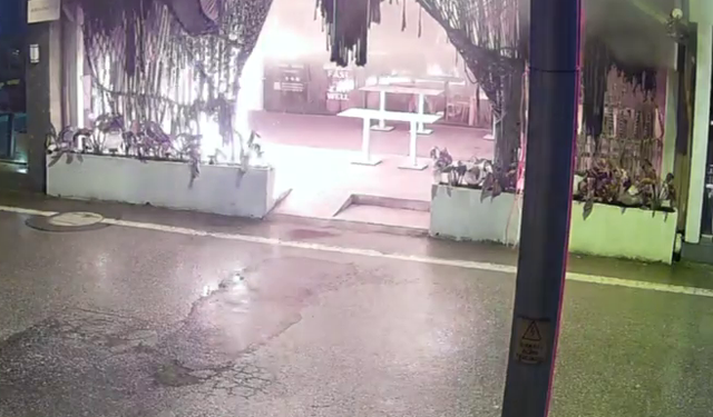 Kocaeli'de kafenin kundaklandığı anlar kamerada