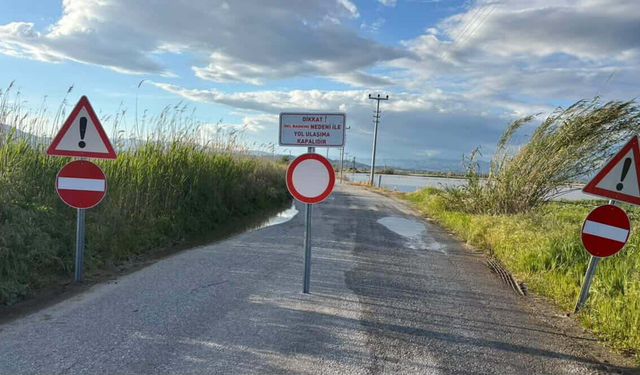 Menderes taştı, yol ulaşıma kapandı
