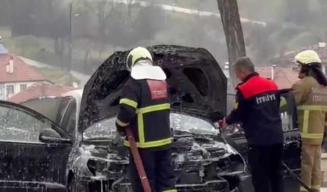 Motor kısmından tutuşan otomobil alev alev yandı