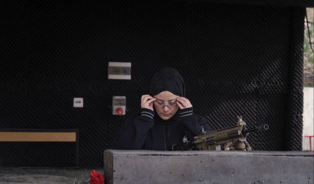 Mühendis Ümmügülsüm, Mehmetçik'in silahını test ediyor