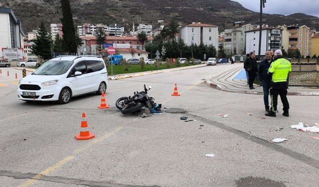 Otomobil ile motosiklet çarpıştı: 2 ağır yaralı