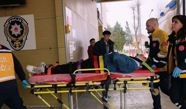 Otomobille çarpışan motosikletin sürücüsü yaralandı; kaza kamerada