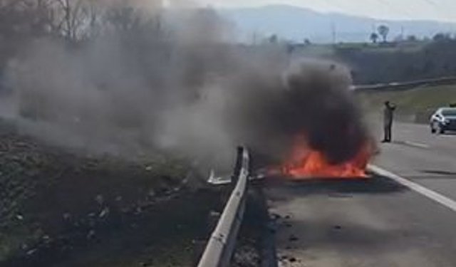 Otoyolda otomobil alev alev yandı