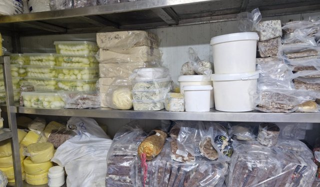 Rize'de bir depoda mevzuata ve tüketime aykırı 9 ton 750 kilo gıdaya el konuldu