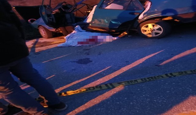 Sakarya'da iki araç kafa kafaya çarpıştı: 1 yaralı