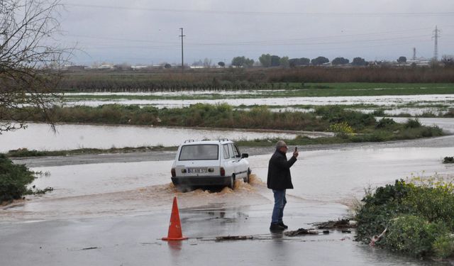 Salihli'de dereler taştı, tarım arazileri su altında kaldı